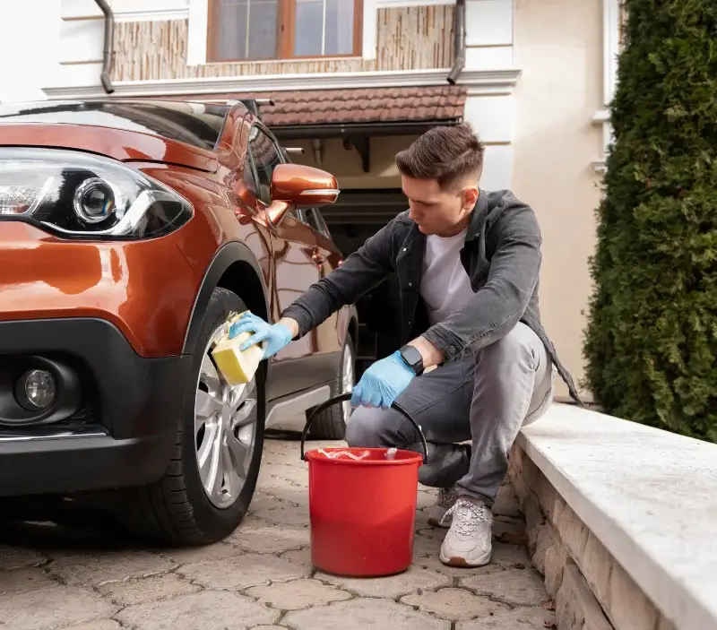 Lavage auto à domicile Saint-Jean-d'Aubrigoux : professionnel intervenant sur un véhicule